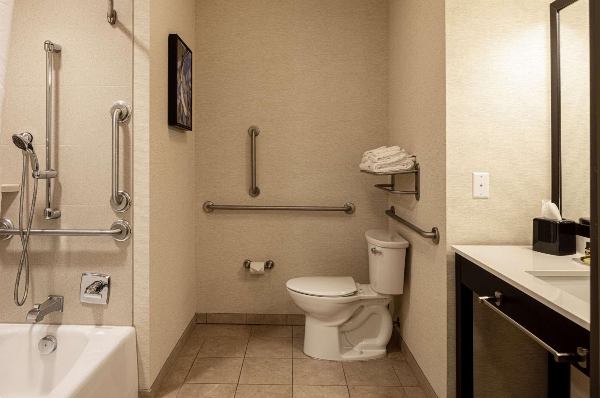 Best Western Plus Franciscan Square Inn & Suites Steubenville Εξωτερικό φωτογραφία